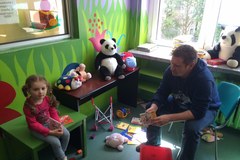 Małych pacjentów w szpitalu przy ul. Niekłańskiej w Warszawie odwiedził Krzysztof Berenda