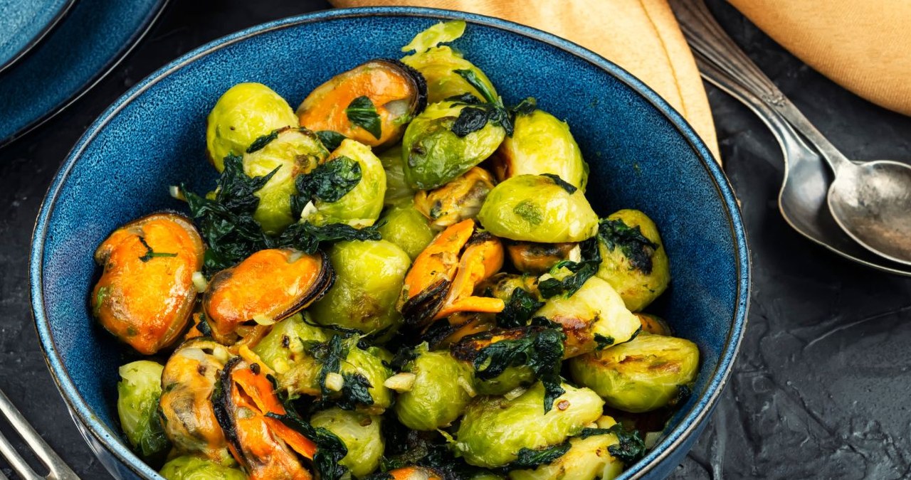 Małże mają delikatne, lekko słodkawe mięso i dostarczają nawet 24 gram białka. /Mykola Lunov /Canva Pro