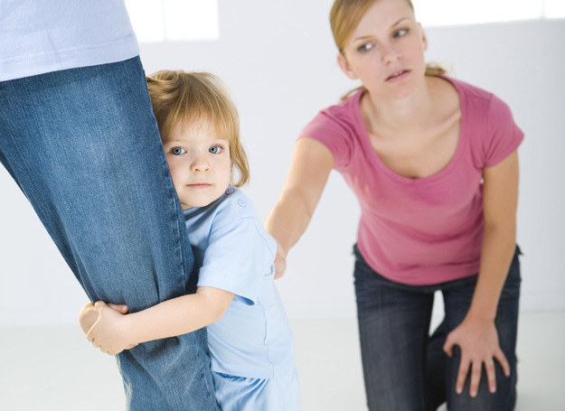 Małżeńskie problemy rodziców szkodzą dzieciom: nieszczęśliwi w związku ojcowie oddalają się od swych pociech, nieszczęśliwe matki osaczają je. /123RF/PICSEL