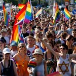 "Małżeństwo dla wszystkich, bo miłość nie wyklucza". Parada Równości w Warszawie
