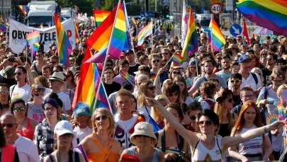 "Małżeństwo dla wszystkich, bo miłość nie wyklucza". Parada Równości w Warszawie