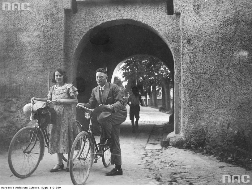 Małżeństwo z rowerami w Szczytnie /Z archiwum Narodowego Archiwum Cyfrowego