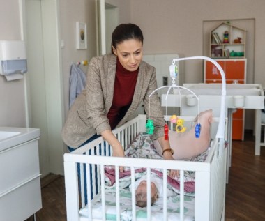 - Mam nadzieję, że film "1800 gramów", da początek wielu budującym rozmowom, bowiem wokół adopcji jest wciąż dużo spraw do naprawienia, a jestem pewna, że dobro maleńkich dzieci, które rozpaczliwe potrzebują miłości i utulenia to temat, który dotyka każdego wrażliwego człowieka - twierdzi Magdalena Różczka.