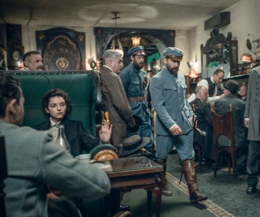  Mam nadzieję, że "Piłsudski" stanie się przyczynkiem do refleksji nad trudem odzyskiwania niepodległości. Trudem. Oto wobec wielkich graczy w Europie, sił jawnych i ukrytych, opcji internacjonalistycznych z jednej strony i ugodowych z drugiej, w 1918 zdarzyło się coś, co nie miało prawa się wydarzyć. Dzięki człowiekowi, który w swojej walce o niepodległość bywał bardzo samotny i zapłacił za nią wysoką cenę - dodaje reżyser.