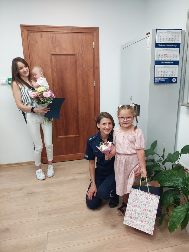 Mama Adrianna wraz z córeczką Lenką oraz małym Tymusiem odwiedzili policjantów z Komendy Powiatowej Policji w Mrągowie /KPP Mrągowo /
