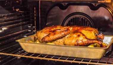 Mama od 30 lat robi kurczaka na butelce. Jest soczysty i chrupie, aż miło