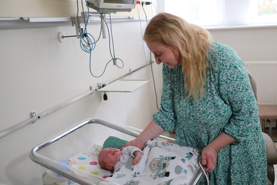Mama Sylwia Ciołek z synkiem Karolkiem - najmniejszym pacjentem w Polsce, u którego przeprowadzono cewnikowanie serca /Agnieszka Wyderka /RMF FM