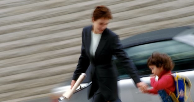 Mama w pracy staje się bardziej efektywna, nastawiona na skuteczną realizację powierzonych jej zadań /&copy; Bauer