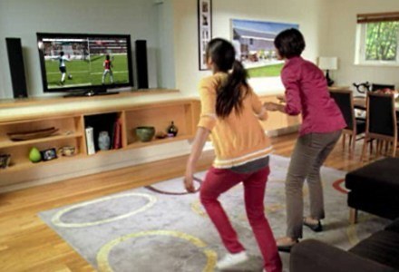 Mama z córką grają w piłkę nożną w salonie - Projekt Natal umożliwia to bez kontrolerów /materiały prasowe