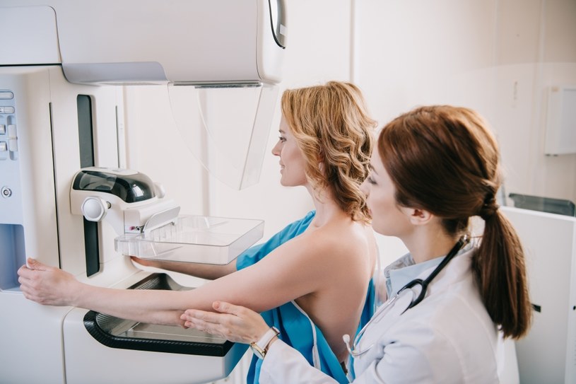 Mammografia lub USG piersi może wykryć brodawczaka /123RF/PICSEL