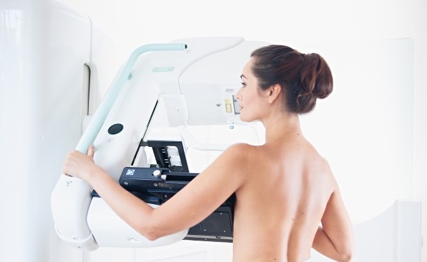 "Mamo zbadaj się!". Przed Urzędem Wojewódzkim w Olsztynie stanął mammobus