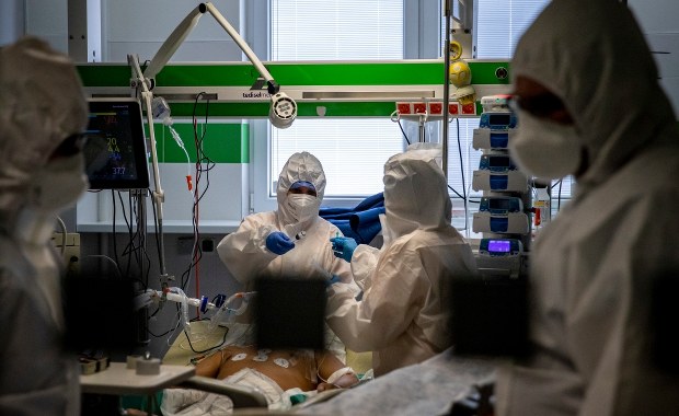 Mamy 12 100 nowych zakażeń koronawirusem. Zmarło 303 chorych na Covid-19 [NOWE DANE]