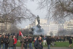 „Mamy dość zaciskania pasa!!!”. Tak protestują Francuzi 