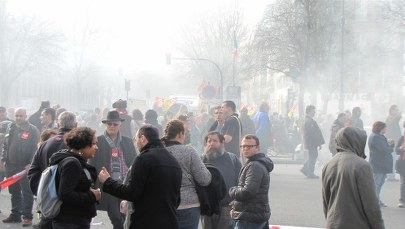 „Mamy dość zaciskania pasa!!!”. Tak protestują Francuzi 