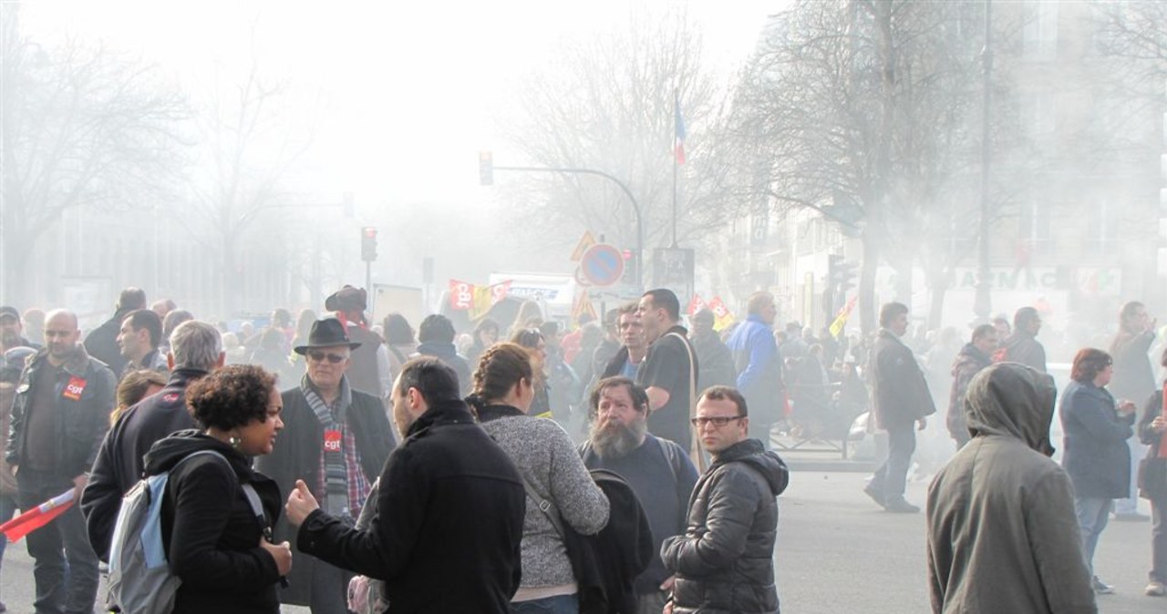 „Mamy dość zaciskania pasa!!!”. Tak protestują Francuzi 