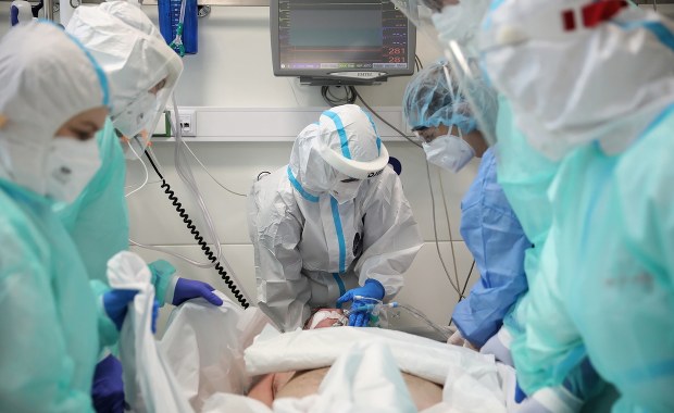 Mamy niespełna 3 tysiące nowych zakażeń. W szpitalach znacząco mniej pacjentów z Covid-19 [NOWE DANE]