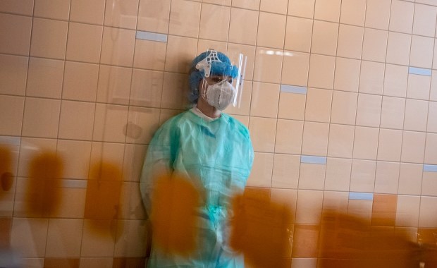 Mamy ponad 10 tysięcy nowych zakażeń koronawirusem. Zmarło 130 chorych [NOWE DANE]