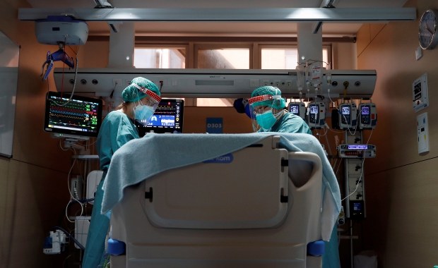 Mamy ponad 16 600 nowych zakażeń koronawirusem. Zmarło 580 chorych na Covid-19 [NOWE DANE]