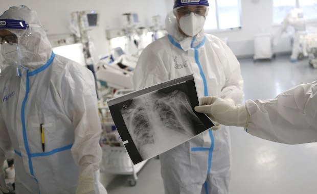 Mamy ponad 8 500 nowych zakażeń koronawirusem. Zmarło 143 chorych na Covid-19 [DANE RESORTU]