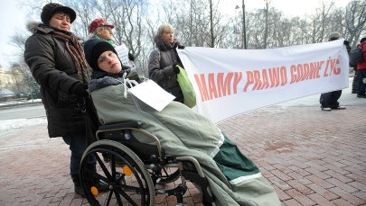 "Mamy prawo godnie żyć". Manifestacja rodziców niepełnosprawnych dzieci