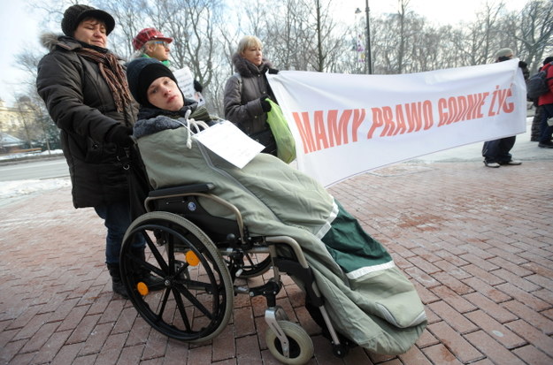 "Mamy prawo godnie żyć" - między innymi taki transparent pojawił się podczas manifestacji /Bartłomiej Zborowski /PAP