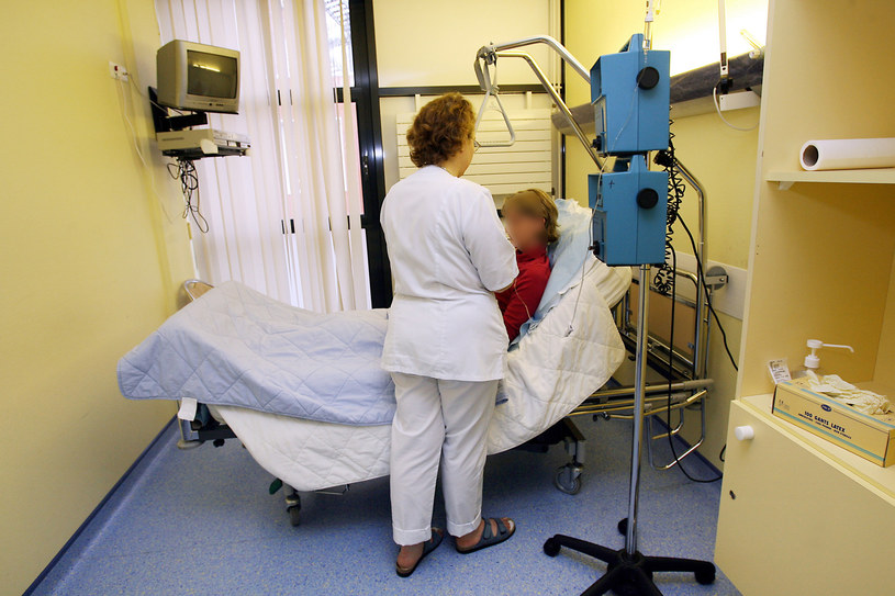 Mamy tylko  5 pielęgniarek na 1000 mieszkańców w Polsce /AFP