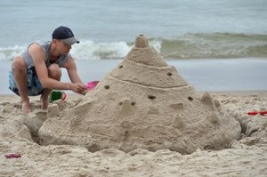 Mandat nawet za zamek z piasku na plaży? W tym kraju to norma
