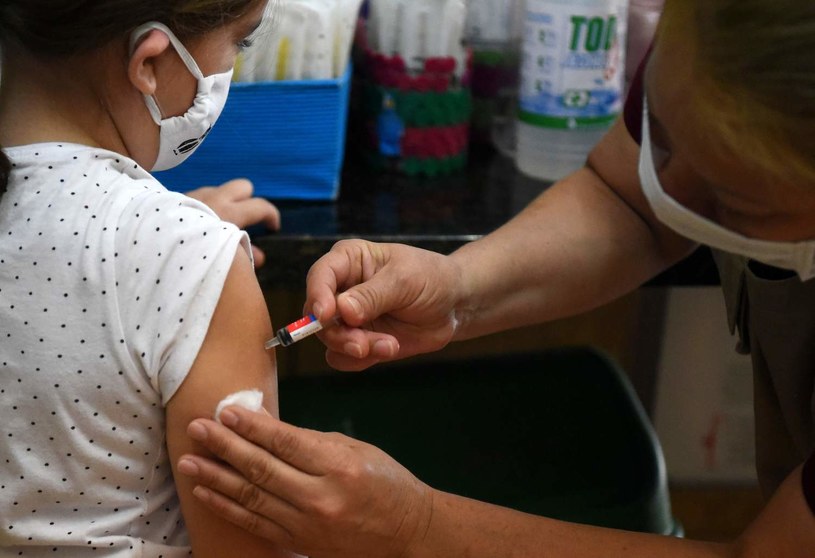 Mandat za brak szczepienia. Resort zdrowia ma plan, będzie nowy obowiązek /AFP