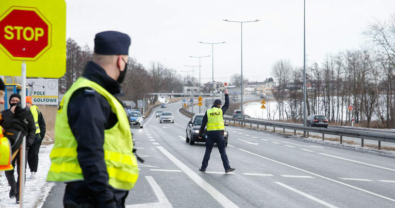 Mandat za brak wiedzy na temat wyposażenia obowiązkowego może być dotkliwy /Tomasz Kawka/East News /East News