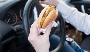 Mandat za jedzenie w samochodzie to nie mit. Nie każdy go dostanie