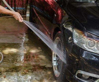 Mandat za mycie samochodu na podwórku to nie żart. Zapłacisz nawet 500 zł