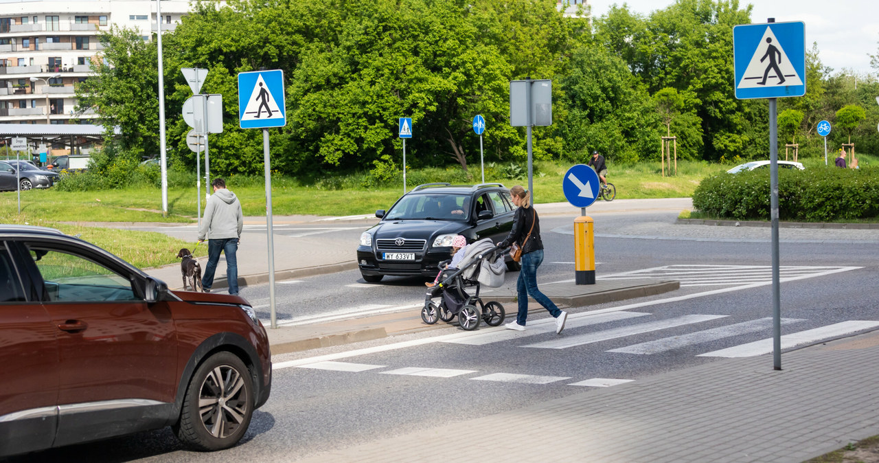 Mandat za nieustąpienie pierwszeństwa pieszym może słono kosztować. Co grozi kierowcy? /ARKADIUSZ ZIOLEK/East News /East News