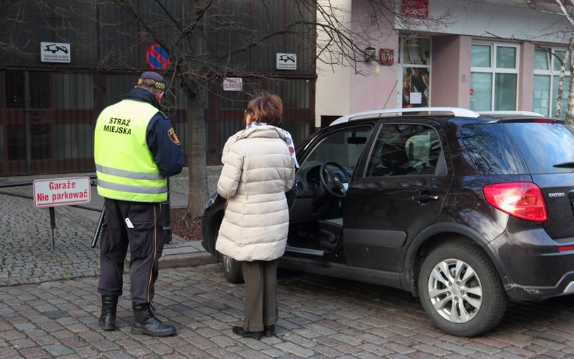 Mandat za parkowanie nie zawsze wystawiany jest słusznie /Stanisław Kowalczuk /East News