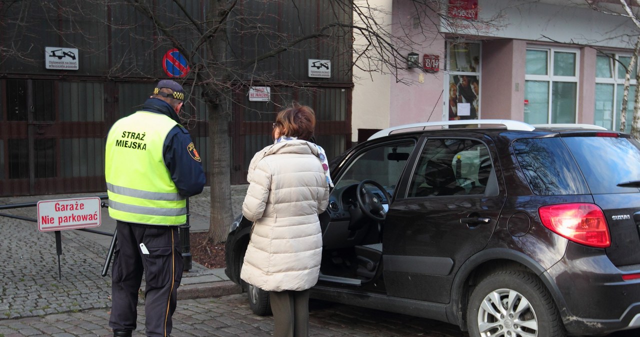 Mandat za parkowanie nie zawsze wystawiany jest słusznie /Stanisław Kowalczuk /East News