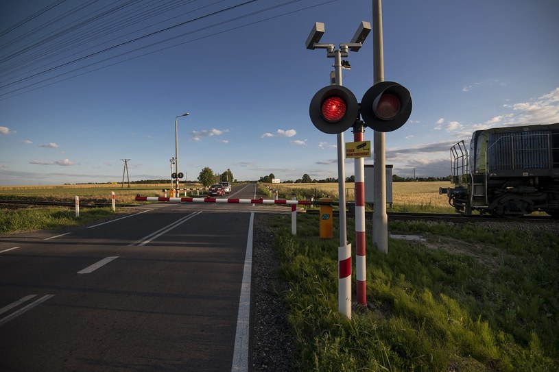 Mandat za przejechanie przez przejazd kolejowy podczas opuszczania lub podnoszenia rogatek wynosi 2 tys. zł /Agencja Wschod / FORUM /Agencja FORUM