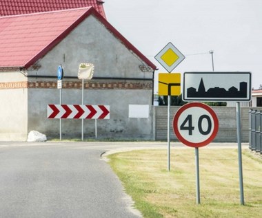 Mandat za przekroczenie prędkości, chociaż nie było znaku? W sądzie nie zawsze wygrasz!