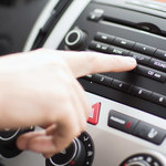 Mandat za radio w samochodzie to nie żart. Kto może go uniknąć?