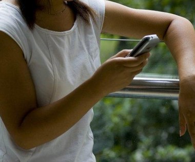 Mandat za SMS-owanie podczas spacerów