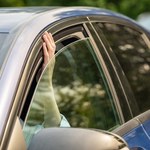 Mandat za uchyloną szybę w samochodzie. Policjant się nie zawaha