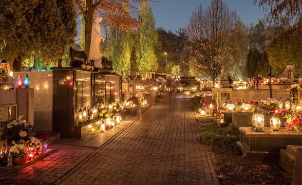 Mandaty na cmentarzach. Za te błędy zapłacisz nawet 5 tys. zł