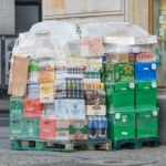 dostawy Mandaty za palety przed sklepami. Mieszkańcy oburzeni. "Tak jest cały czas"