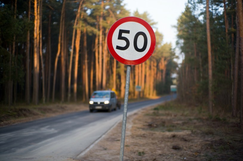 Mandaty za przekroczenie dozwolonej prędkość są bardzo wysokie, do tego można łatwo stracić prawo jazdy. /Andrzej Iwańczuk /Reporter