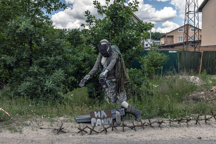 Manekin zaadresowany do rosyjskich żołnierzy w Irpieniu /ROMAN PILIPEY /PAP/EPA