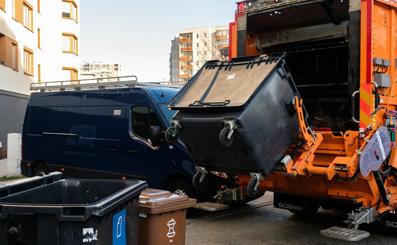 Manewrowanie śmieciarką w ciasnych osiedlowych uliczkach jest trudnym zadaniem, a dostrzeżenie pieszego czasami jest wręcz niemożliwe (zdjęcie ilustracyjne) /Mateusz Grochocki /East News