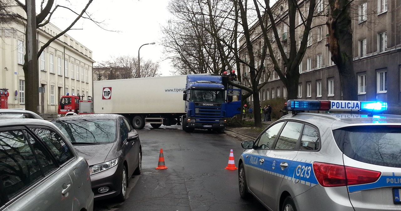 Manewrowanie wielką cieżarówką nie należy do łatwych /INTERIA.PL