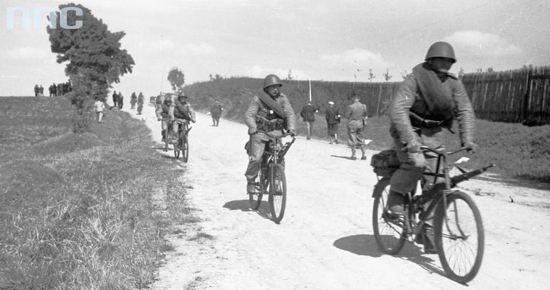 Manewry jesienne Wojska Polskiego pod Rzeszowem, 1938. Patrol kolarzy w umundurowaniu polowym, na rowerach wytwórni "Łucznik" /Z archiwum Narodowego Archiwum Cyfrowego