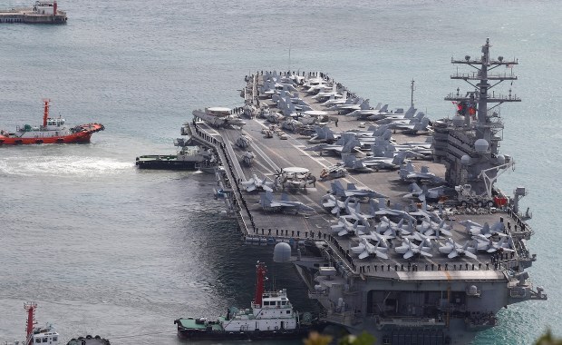 Manewry wojenne na Morzu Japońskim. Udział wziął amerykański lotniskowiec