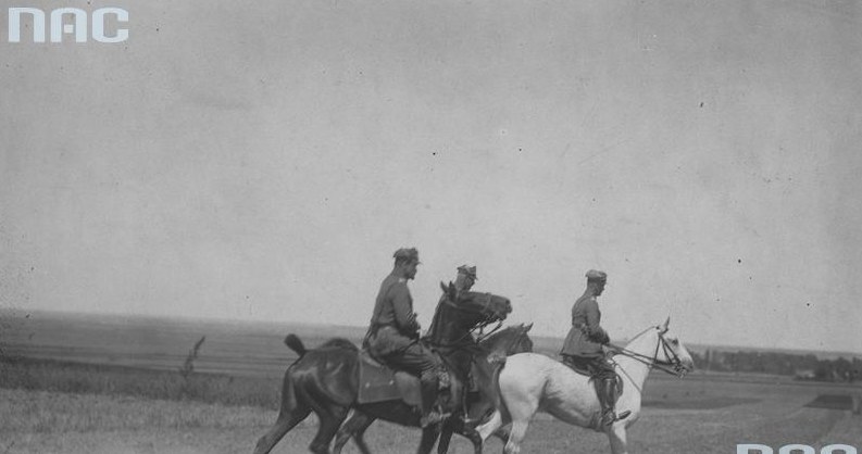 Manewry wojskowe na Wołyniu. Minister spraw wojskowych Władysław Sikorski (pierwszy), gen. broni Tadeusz Jordan Rozwadowski - generalny inspektor kawalerii (drugi) oraz gen. broni Józef Haller (trzeci), na koniach podczas jazdy rozpoznawczej /Z archiwum Narodowego Archiwum Cyfrowego