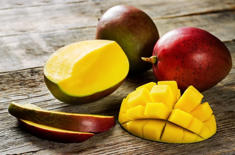 Mango zawiera średnio 25 gramów błonnika w każdym owocu, co stanowi około 20 proc. naszego dziennego zapotrzebowania na ten składnik /123RF/PICSEL