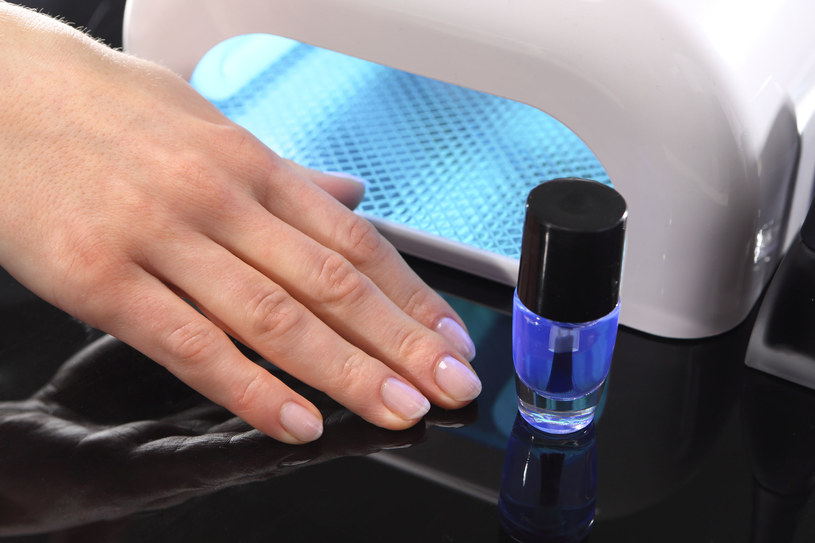Manicure hybrydowy jest wygodnym rozwiązaniem dla wiecznie zabieganych kobiet /123RF/PICSEL
